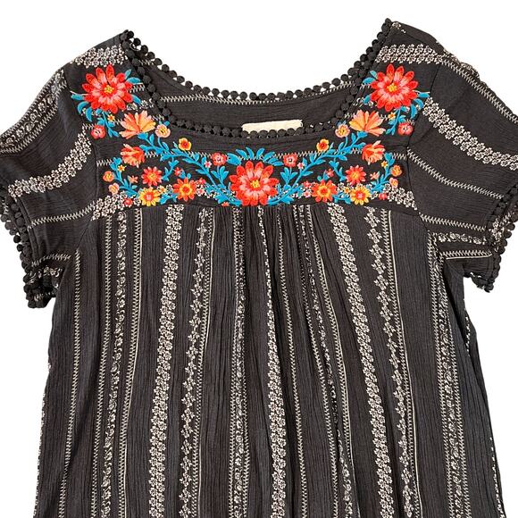 Savanna Jane Gray Embroidered Floral Boho Short Sleeve Top/Blouse - SIZE SMALL - Picture 2 of 7